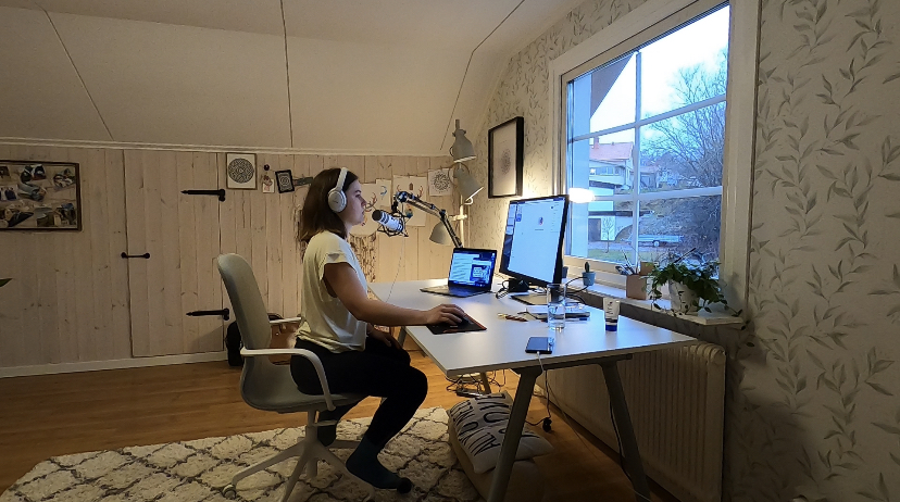Alicja nagrywa swój pierwszy odcinek pod tytułem "Kobieta pracująca, moja historia"