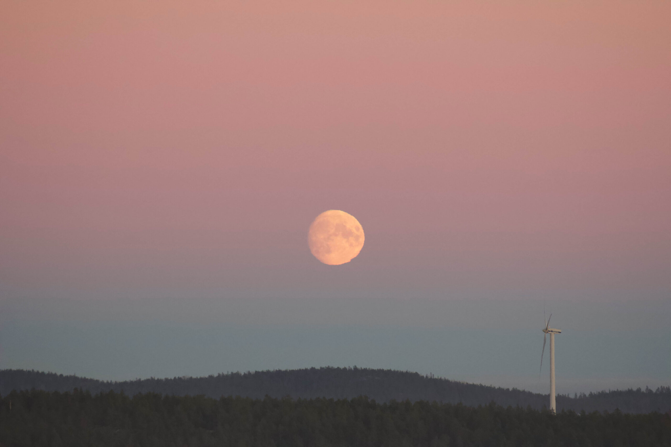 Widok na księżyc w pastelowych barwach.