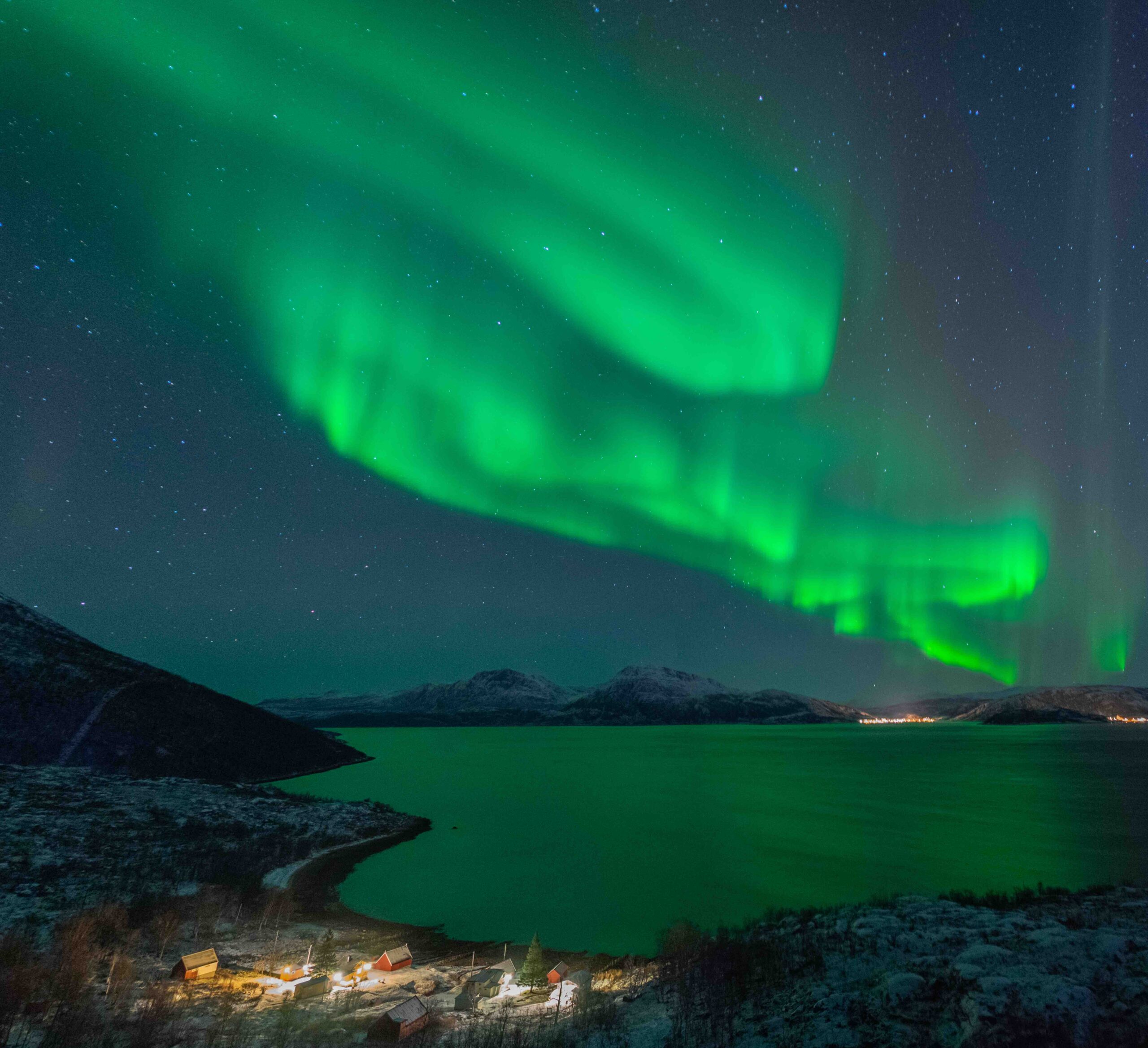 Zorza polarna na tle starego domku w Norwegii.